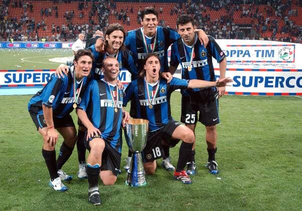 Die Argentinier im Team von Inter präsentieren stolz die Trophäe für den Gewinn des italienischen Supercups 2006, v. li.: Javier Zanetti, Esteban Cambiasso, Santiago Solari, Hernan Crespo, Julio Cruz und Walter Samuel - Fußball Herren Italienischer Supercup 2006, FC Internazionale Mailand, Supercoppa di Lega, 1. Italienische Liga Gruppe Mailand Freude, Fußball Herren Italienischer Supercup 2006, FC Internazionale Mailand, Supercoppa di Lega, 1. Italienische Liga Gruppe Mailand Freude,