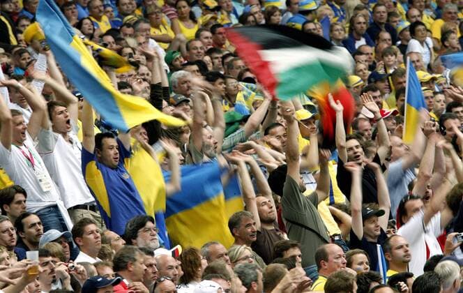 Saudi Arabische und ukrainische Fans feiern ihre Mannschaften Fußball WM Herren WM 2006, Länderspiel, Nationalteam, Gruppe H, Saudi Arabien - Ukraine 0:4 Totale Hamburg Freude, Fußball WM Herren WM 2006, Länderspiel, Nationalteam, Gruppe H, Saudi Arabien - Ukraine 0:4 Totale Hamburg Freude,