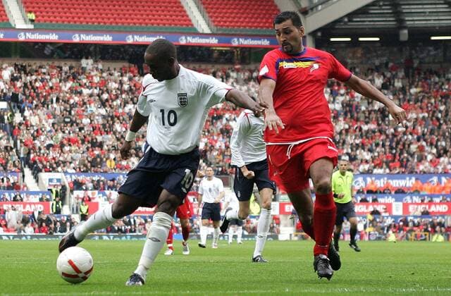Jermain Defoe (England, li.) erzielt gegen Oscar Sonejee (Andorra) das 4:0 - Fußball Qualifikation Herren EM Qualifikation 2006, Qualifikation, Länderspiel, Nationalteam, Nationaltrikot Gruppe Manchester Dynamik, Fußball Qualifikation Herren EM Qualifikation 2006, Qualifikation, Länderspiel, Nationalteam, Nationaltrikot Gruppe Manchester Dynamik,