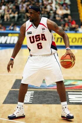 LeBron James (USA) am Ball - (aflo1046) Basketball WM Herren WM 2006, Länderspiel, Nationalmannschaft, Nationalteam, Nationaltrikot, Spiel um Platz 3, drei Einzelbild Saitama Basketball WM Herren WM 2006, Länderspiel, Nationalmannschaft, Nationalteam, Nationaltrikot, Spiel um Platz 3, drei Einzelbild Saitama