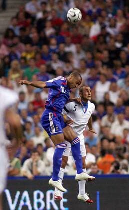 Thierry Henry (Frankreich, li.) gegen Fabio Cannavaro (Italien) - Fußball Länderspiel Herren EM Qualifikation 2006, Nationalteam, Nationaltrikot, Frankreich - Italien 3:1 Gruppe Paris Dynamik, Höhe, Fußball Länderspiel Herren EM Qualifikation 2006, Nationalteam, Nationaltrikot, Frankreich - Italien 3:1 Gruppe Paris Dynamik, Höhe,