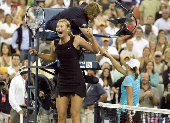 Maria Sharapova (Rußland, li.) hüpft vor Freude über ihren Sieg bei den US Open 2006, daneben die unterlegene Justine Henin Hardenne (Belgien) Tennis Damen US Open 2006, Grand Slam, WTA, Finale, Endspiel, Gruppe Flushing Meadows, Meadow New York City, NY, N Y Freude, Begeisterung, Tennis Damen US Open 2006, Grand Slam, WTA, Finale, Endspiel, Gruppe Flushing Meadows, Meadow New York City, NY, N Y Freude, Begeisterung,