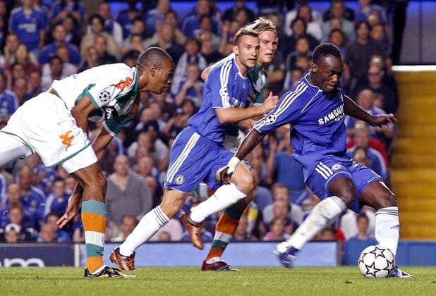 Michael Essien (Chelsea, re.) erzielt das 1:0, der heranstürmende Naldo (Bremen) kommt zu spät - EDITORIAL USE ONLY. No use with unauthorised audio, video, data, fixture lists, club league logos or live services. Online in-match use limited to 120 images, no video emulation. No use in betting, games or single club league player publications. Fußball EC 1 Herren Champions League 2006 2007, Chelsea FC London - SV Werder Bremen 2:0 Gruppe London Dynamik, Fußball EC 1 Herren Champions League 2006 2007, Chelsea FC London - SV Werder Bremen 2:0 Gruppe London Dynamik,