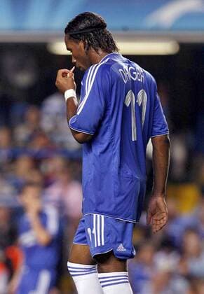Didier Drogba (Chelsea) bekämpft sein Nasenbluten mit einem Pfropfen - EDITORIAL USE ONLY. No use with unauthorised audio, video, data, fixture lists, club league logos or live services. Online in-match use limited to 120 images, no video emulation. No use in betting, games or single club league player publications. Fußball EC 1 Herren Champions League 2006 2007, Chelsea FC London, English Premier League, 1. Englische Liga Einzelbild London Fußball EC 1 Herren Champions League 2006 2007, Chelsea FC London, English Premier League, 1. Englische Liga Einzelbild London