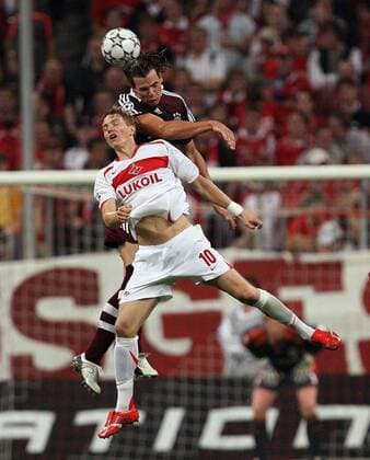 Roman Pavlyuchenko (Spartak Moskau, li.) gegen Daniel van Buyten (Bayern) Fußball EC 1 Herren Champions League 2006 2007, FC Bayern München - FK Spartak Moskau 4:0 Gruppe Vdig, hoch, Zweikampf, Duell, Luftkampf, Luftduell München, Kopfballduell, Ball Dynamik, Kampf, Fußball EC 1 Herren Champions League 2006 2007, FC Bayern München - FK Spartak Moskau 4:0 Gruppe Vdig, hoch, Zweikampf, Duell, Luftkampf, Luftduell München, Kopfballduell, Ball Dynamik, Kampf,