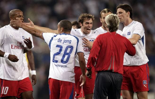 Die Spieler vom HSV beschweren sich bei Schiedsrichter Peter Fröjdfeldt (Schweden), v.li.: Vincent Kompany, Nigel de Jong, Joris Mathijsen, Ljuboja und Bastian Reinhardt Fußball EC 1 Herren Champions League 2006 2007, Hamburger SV Gruppe Hamburg Wut, Verzweiflung, Fußball EC 1 Herren Champions League 2006 2007, Hamburger SV Gruppe Hamburg Wut, Verzweiflung,