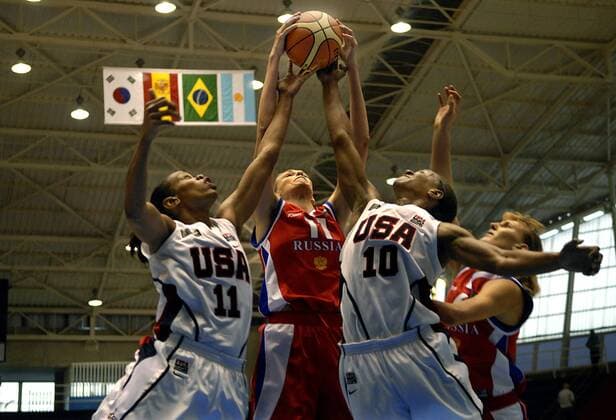 Dreikampf um den Ball: Maria Stepanova (Russland, 2.v.li.) gegen Tina Thompson (li.) und Tamika Catchings (beide USA) - Basketball WM Damen WM 2006, Länderspiel, Nationalteam, Nationaltrikot, Gruppe C, USA - Rußland 90:80 Gruppe Barueri Dynamik, Kampf, Basketball WM Damen WM 2006, Länderspiel, Nationalteam, Nationaltrikot, Gruppe C, USA - Rußland 90:80 Gruppe Barueri Dynamik, Kampf,