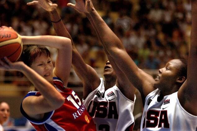 Ekaterina Lisina (Rußland, li.) muss sich gegen zwei Spielerinnen der USA zur Wehr setzen - Basketball WM Damen WM 2006, Länderspiel, Nationalteam, Nationaltrikot, Gruppe C, USA - Rußland 90:80 Gruppe Barueri Dynamik, Kampf, Basketball WM Damen WM 2006, Länderspiel, Nationalteam, Nationaltrikot, Gruppe C, USA - Rußland 90:80 Gruppe Barueri Dynamik, Kampf,