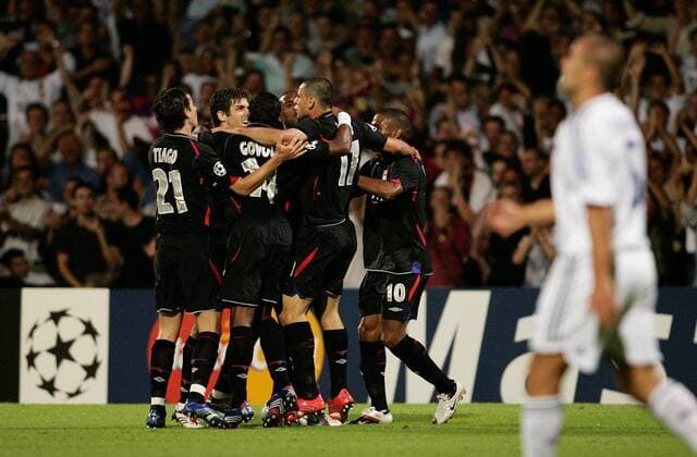 Torjubel Lyon, v.li.: Tiago, Juninho, Sidney Govou, Eric Abidal, Fred und Florent Malouda - Fußball EC 1 Herren Champions League 2006 2007, Olympique Lyonnais - Real Madrid CF 2:0, OL, Vdig Gruppe Lyon Freude, Fußball EC 1 Herren Champions League 2006 2007, Olympique Lyonnais - Real Madrid CF 2:0, OL, Vdig Gruppe Lyon Freude,