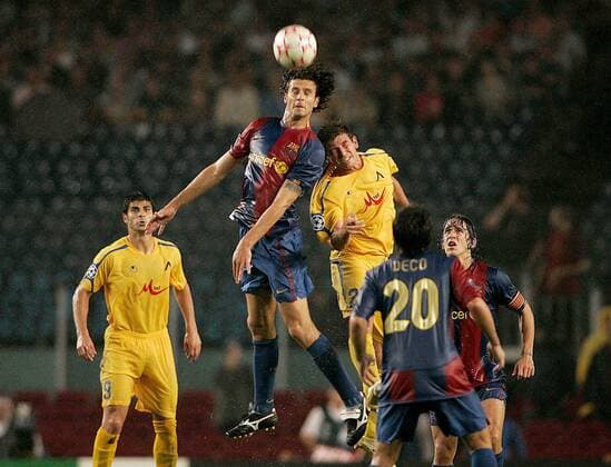 Thiago Motta (FC Barcelona, 2.v.li.) mit einem Kopfball gegen Cedric Bardon (Levski Sofia, 3.v.re.), Carles Puyol (re.), Deco (beide FC Barcelona) und Georgi Ivanov (Levski Sofia) schauen zu - Fußball EC 1 Herren Champions League 2006 2007, FC Barcelona - PFK Levski Sofia 5:0, Barca, Vdig Gruppe Barcelona Höhe, Fußball EC 1 Herren Champions League 2006 2007, FC Barcelona - PFK Levski Sofia 5:0, Barca, Vdig Gruppe Barcelona Höhe,
