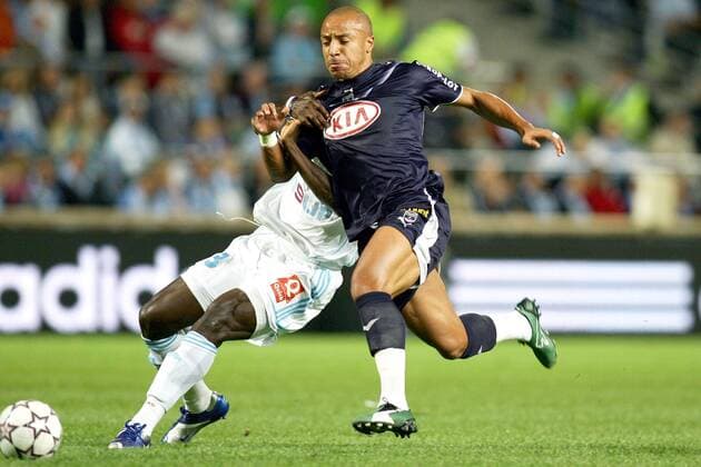 Julien Faubert (re., Bordeaux) gegen Taiwo (Marseille) - (pan16257) Fußball Herren Ligue 1 2006 2007, 1. Französische Liga, Olympique de Marseille - Girondins de Bordeaux 2:1, OM Vdig Gruppe Marseille Dynamik, Kampf, Fußball Herren Ligue 1 2006 2007, 1. Französische Liga, Olympique de Marseille - Girondins de Bordeaux 2:1, OM Vdig Gruppe Marseille Dynamik, Kampf,