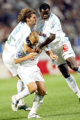 Torjubel Marseille v.li.: Lorik Cana, Mickael Pagis und Taye Taiwo - (pan16257) Fußball Herren Ligue 1 2006 2007, 1. Französische Liga, Olympique de Marseille, OM Vdig Gruppe Marseille Freude, Begeisterung, Fußball Herren Ligue 1 2006 2007, 1. Französische Liga, Olympique de Marseille, OM Vdig Gruppe Marseille Freude, Begeisterung,