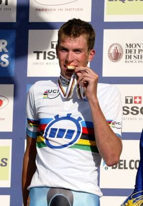 Weltmeister Dominique Cornu (Belgien) unterzieht seine Goldmedaille einer Echtheitsprüfung Radsport WM Herren U23 Weltmeisterschaft 2006, U 23, Straßenradsport, Straße, Rad, Einzelzeitfahren, Zeitfahren Einzelbild Weltmeistertrikot, Regenbogentrikot Salzburg Freude, Radsport WM Herren U23 Weltmeisterschaft 2006, U 23, Straßenradsport, Straße, Rad, Einzelzeitfahren, Zeitfahren Einzelbild Weltmeistertrikot, Regenbogentrikot Salzburg Freude,