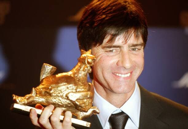 Bundestrainer Joachim Löw (Deutschland) präsentiert stolz die Goldene Henne in der Kategorie Sport, die er stellvertretend für die deutsche Nationalmannschaft entgegengenommen hat Fußball Herren Goldene Henne 2006, Medienpreis, Gala, Preisverleihung, Auszeichnung, Ehrung Porträt Berlin Freude, Fußball Herren Goldene Henne 2006, Medienpreis, Gala, Preisverleihung, Auszeichnung, Ehrung Porträt Berlin Freude,