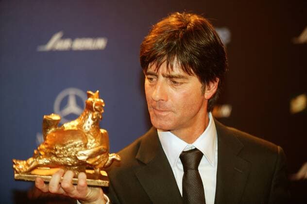 Bundestrainer Joachim Löw (Deutschland) blickt skeptisch auf die Goldene Henne in der Kategorie Sport, die er stellvertretend für die deutsche Nationalmannschaft entgegengenommen hat Fußball Herren Goldene Henne 2006, Medienpreis, Gala, Preisverleihung, Auszeichnung, Ehrung Einzelbild Berlin Skepsis, Fußball Herren Goldene Henne 2006, Medienpreis, Gala, Preisverleihung, Auszeichnung, Ehrung Einzelbild Berlin Skepsis,