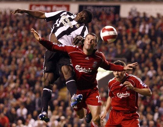 Jamie Carragher (Liverpool, Mitte) gegen Obafemi Martins (Newcastle) - EDITORIAL USE ONLY. No use with unauthorised audio, video, data, fixture lists, club league logos or live services. Online in-match use limited to 120 images, no video emulation. No use in betting, games or single club league player publications. Fußball Herren English Premier League 2006 2007, 1. Englische Liga, FC Liverpool - Newcastle United 2:0 Gruppe Liverpool Dynamik, Kampf, Fußball Herren English Premier League 2006 2007, 1. Englische Liga, FC Liverpool - Newcastle United 2:0 Gruppe Liverpool Dynamik, Kampf,