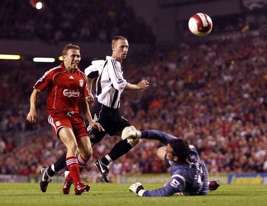 Craig Bellamy (Liverpool, li.) scheitert an Craig Moore und Torwart Steve Harper (beide Newcastle) - EDITORIAL USE ONLY. No use with unauthorised audio, video, data, fixture lists, club league logos or live services. Online in-match use limited to 120 images, no video emulation. No use in betting, games or single club league player publications. Fußball Herren English Premier League 2006 2007, 1. Englische Liga, FC Liverpool - Newcastle United 2:0 Gruppe Liverpool Dynamik, Fußball Herren English Premier League 2006 2007, 1. Englische Liga, FC Liverpool - Newcastle United 2:0 Gruppe Liverpool Dynamik,