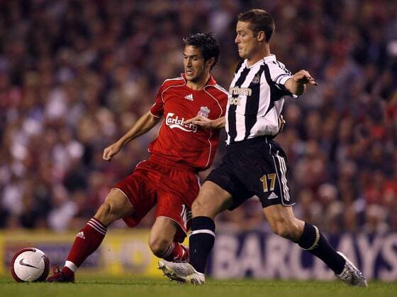 Luis Garcia (Liverpool, li.) gegen Scott Parker (Newcastle) - EDITORIAL USE ONLY. No use with unauthorised audio, video, data, fixture lists, club league logos or live services. Online in-match use limited to 120 images, no video emulation. No use in betting, games or single club league player publications. Fußball Herren English Premier League 2006 2007, 1. Englische Liga, FC Liverpool - Newcastle United 2:0 Gruppe Liverpool Dynamik, Fußball Herren English Premier League 2006 2007, 1. Englische Liga, FC Liverpool - Newcastle United 2:0 Gruppe Liverpool Dynamik,