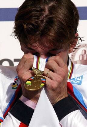Weltmeister Fabian Cancellara (Schweiz) kann seinen Sieg beim Zeitfahren der Weltmeisterschaft 2006 in Salzburg selber noch nicht fassen Radsport WM Herren Weltmeisterschaft 2006, Straßenradsport, Straße, Rad, Einzelzeitfahren, Zeitfahren Einzelbild Salzburg Glück, Freude, Begeisterung, Radsport WM Herren Weltmeisterschaft 2006, Straßenradsport, Straße, Rad, Einzelzeitfahren, Zeitfahren Einzelbild Salzburg Glück, Freude, Begeisterung,