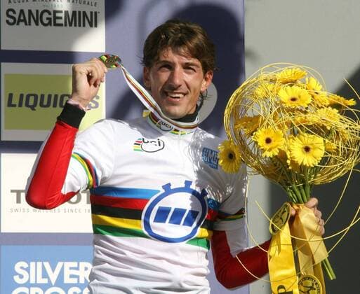 Weltmeister Fabian Cancellara (Schweiz) präsentiert bei der Siegerehrung des Zeitfahrens der Weltmeisterschaft 2006 seine Goldmedaille Radsport WM Herren Weltmeisterschaft 2006, Straßenradsport, Straße, Rad, Einzelzeitfahren, Zeitfahren Einzelbild Salzburg Freude, Radsport WM Herren Weltmeisterschaft 2006, Straßenradsport, Straße, Rad, Einzelzeitfahren, Zeitfahren Einzelbild Salzburg Freude,