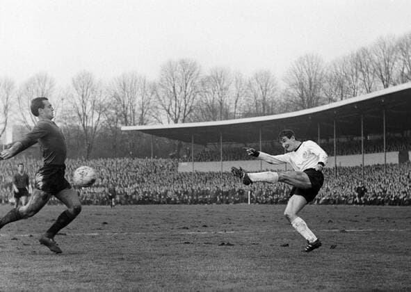 Hannes Löhr (re., BR Deutschland) zieht ab Fußball Länderspiel Herren EM Qualifikation 1967, Nationalteam, Nationaltrikot, BRD - Albanien 6:0, Vneg, Vsw Gruppe Dortmund Dynamik, Fußball Länderspiel Herren EM Qualifikation 1967, Nationalteam, Nationaltrikot, BRD - Albanien 6:0, Vneg, Vsw Gruppe Dortmund Dynamik,