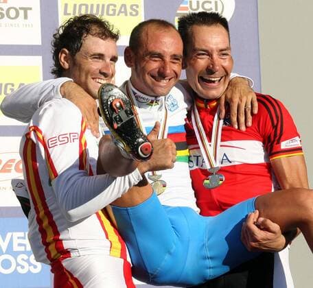 Paolo Bettini (Italien Quick Step Innergetic, Mitte) ist Weltmeister 2006 und wird vom Zweiten Erik Zabel (Deutschland Milram, re.) und Dritten Alejandro Valverde (Caisse d Epargne - Illes Balears) getragen Radsport WM Herren Weltmeisterschaft 2006, Straßenradsport, Straße, Rad, Nationaltrikot Gruppe Salzburg Freude, Kameradschaft Radsport WM Herren Weltmeisterschaft 2006, Straßenradsport, Straße, Rad, Nationaltrikot Gruppe Salzburg Freude, Kameradschaft