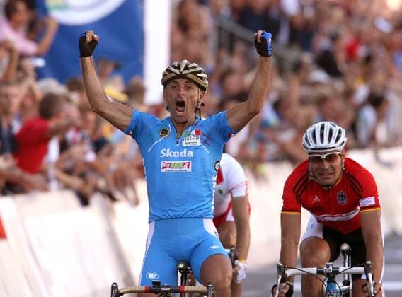 Paolo Bettini (Italien Quick Step Innergetic, li.) ist Weltmeister 2006, dahinter kommt Erik Zabel (Deutschland Milram) ins Ziel Radsport WM Herren Weltmeisterschaft 2006, Straßenradsport, Straße, Rad, Nationaltrikot Gruppe Salzburg Glück, Begeisterung, Freude, Radsport WM Herren Weltmeisterschaft 2006, Straßenradsport, Straße, Rad, Nationaltrikot Gruppe Salzburg Glück, Begeisterung, Freude,