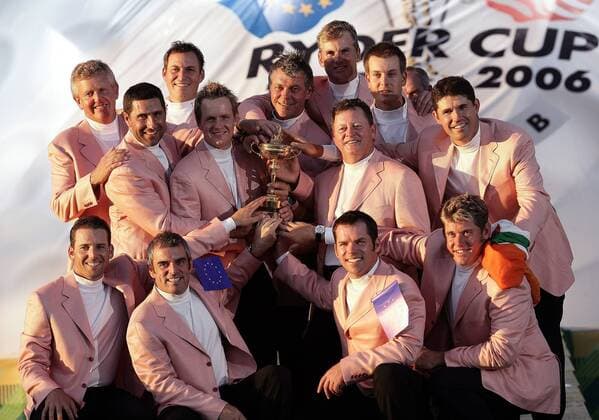 Team Europa gewinnt den Ryder Cup 2006, hi.v.li.: Colin Montgomerie (Schottland), David Howell (England), Darren Clarke (Nordirland), Robert Karlsson, Henrik Stenson (beide Schweden); Mitte: Jose Maria Olazabal ... - Golf Herren Ryder Cup 2006, Rydercup, Sieg, Sieger, Pokal, Trophäe, Siegerfoto, Fahne, Europafahne, Fähnchen Totale Europafähnchen, Jackett, Siegerjackett, Jacketts Straffan, Siegerjacketts Jubel jubeln Siegesjubel Freude, Golf Herren Ryder Cup 2006, Rydercup, Sieg, Sieger, Pokal, Trophäe, Siegerfoto, Fahne, Europafahne, Fähnchen Totale Europafähnchen, Jackett, Siegerjackett, Jacketts Straffan, Siegerjacketts Jubel jubeln Siegesjubel Freude,
