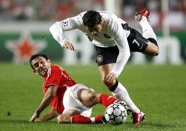 Giorgios Karagounis (Benfica Lissabon, li.) gegen Cristiano Ronaldo (Manchester United) - EDITORIAL USE ONLY. No use with unauthorised audio, video, data, fixture lists, club league logos or live services. Online in-match use limited to 120 images, no video emulation. No use in betting, games or single club league player publications. Fußball EC 1 Herren Champions League 2006 2007, SL Benfica Lissabon - Manchester United, ManU Gruppe Lissabon Dynamik, Kampf Fußball EC 1 Herren Champions League 2006 2007, SL Benfica Lissabon - Manchester United, ManU Gruppe Lissabon Dynamik, Kampf