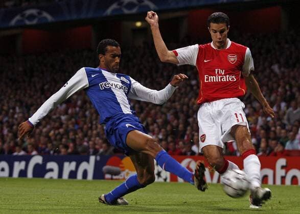Robin van Persie (Arsenal, re.) gegen Jose Bosingwa (FC Porto) - EDITORIAL USE ONLY. No use with unauthorised audio, video, data, fixture lists, club league logos or live services. Online in-match use limited to 120 images, no video emulation. No use in betting, games or single club league player publications. Fußball EC 1 Herren Champions League 2006 2007, Arsenal FC London - FC Porto Gruppe London Dynamik, Fußball EC 1 Herren Champions League 2006 2007, Arsenal FC London - FC Porto Gruppe London Dynamik,