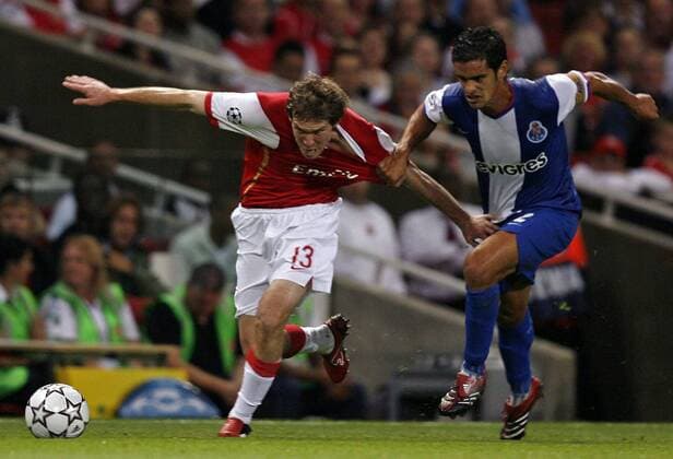 Aliaksandr Hleb (Arsenal, li.) gegen Ricardo Costa (FC Porto) - EDITORIAL USE ONLY. No use with unauthorised audio, video, data, fixture lists, club league logos or live services. Online in-match use limited to 120 images, no video emulation. No use in betting, games or single club league player publications. Fußball EC 1 Herren Champions League 2006 2007, Arsenal FC London - FC Porto Gruppe London Dynamik, Fußball EC 1 Herren Champions League 2006 2007, Arsenal FC London - FC Porto Gruppe London Dynamik,
