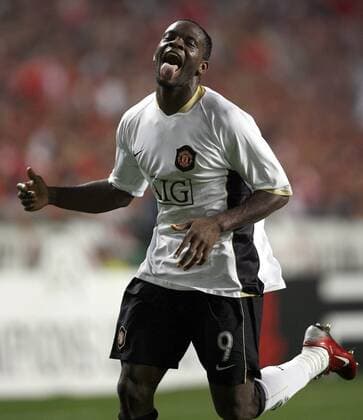 Louis Saha (Manchester United) streckt beim Torjubel frech die Zunge raus - EDITORIAL USE ONLY. No use with unauthorised audio, video, data, fixture lists, club league logos or live services. Online in-match use limited to 120 images, no video emulation. No use in betting, games or single club league player publications. Fußball EC 1 Herren Champions League 2006 2007, Manchester United, ManU Einzelbild Lissabon Freude, Begeisterung, Komik, Fußball EC 1 Herren Champions League 2006 2007, Manchester United, ManU Einzelbild Lissabon Freude, Begeisterung, Komik,