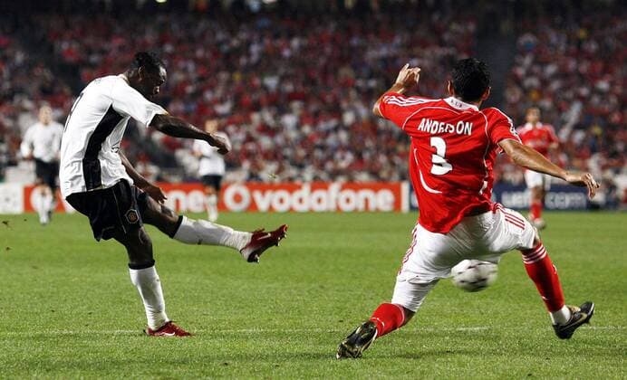 Louis Saha (Manchester United, li.) zieht ab und trifft zum 0:1, Anderson (Benfica Lissabon) kommt zu spät - EDITORIAL USE ONLY. No use with unauthorised audio, video, data, fixture lists, club league logos or live services. Online in-match use limited to 120 images, no video emulation. No use in betting, games or single club league player publications. Fußball EC 1 Herren Champions League 2006 2007, SL Benfica Lissabon - Manchester United 0:1, ManU Gruppe Lissabon Dynamik, Fußball EC 1 Herren Champions League 2006 2007, SL Benfica Lissabon - Manchester United 0:1, ManU Gruppe Lissabon Dynamik,