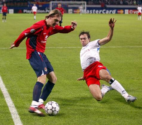 Milos Krasic (li., ZSKA Moskau) gegen Joris Mathijsen (HSV) - Fußball EC 1 Herren Champions League 2006 2007, CSKA Moskau - Hamburger SV 1:0, Hamburg, HSV, Vdig Gruppe Moskau Dynamik, Fußball EC 1 Herren Champions League 2006 2007, CSKA Moskau - Hamburger SV 1:0, Hamburg, HSV, Vdig Gruppe Moskau Dynamik,