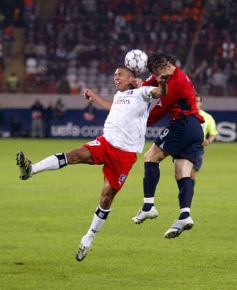 Nigel de Jong (li., HSV) gegen Ivica Olic (ZSKA Moskau) - Fußball EC 1 Herren Champions League 2006 2007, CSKA Moskau - Hamburger SV 1:0, Hamburg, HSV, Vdig Gruppe Moskau Dynamik, Kampf, Fußball EC 1 Herren Champions League 2006 2007, CSKA Moskau - Hamburger SV 1:0, Hamburg, HSV, Vdig Gruppe Moskau Dynamik, Kampf,