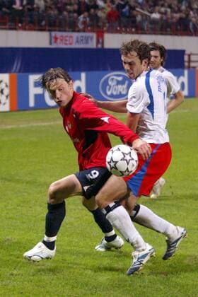 Ivica Olic (li., ZSKA Moskau) gegen Joris Mathijsen (HSV) - Fußball EC 1 Herren Champions League 2006 2007, CSKA Moskau - Hamburger SV 1:0, Hamburg, HSV, Vdig Gruppe Moskau Dynamik, Fußball EC 1 Herren Champions League 2006 2007, CSKA Moskau - Hamburger SV 1:0, Hamburg, HSV, Vdig Gruppe Moskau Dynamik,