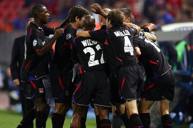Torjubel Lyon, v.li.: Eric Abidal, Juninho, Sylvain Wiltord und Patrick Müller - (pan16431) Fußball EC 1 Herren Champions League 2006 2007, Olympique Lyonnais, OL Gruppe Bukarest Freude, Kameradschaft, Fußball EC 1 Herren Champions League 2006 2007, Olympique Lyonnais, OL Gruppe Bukarest Freude, Kameradschaft,