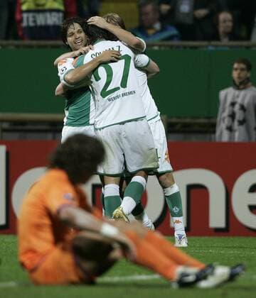 Torjubel Bremen, v.li.: Diego, Christian Schulz und Hunt, davor: Eigentorschütze Puyol (FC Barcelona) am Boden Fußball EC 1 Herren Champions League 2006 2007, SV Werder Bremen - FC Barcelona 1:1, Barca, Vdig Gruppe Bremen Freude, Fußball EC 1 Herren Champions League 2006 2007, SV Werder Bremen - FC Barcelona 1:1, Barca, Vdig Gruppe Bremen Freude,