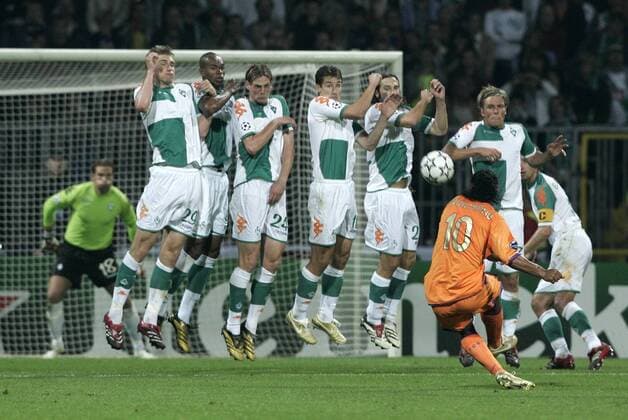 Ronaldinho (FC Barcelona) - Freistoß gegen die Abwehrmauer von Bremen, v.li.: Per Mertesacker, Naldo, Tim Borowski, Miroslav Klose, Torsten Frings und Clemens Fritz Fußball EC 1 Herren Champions League 2006 2007, SV Werder Bremen - FC Barcelona 1:1, Barca, Vdig Gruppe Bremen Abwehr, Dynamik, Fußball EC 1 Herren Champions League 2006 2007, SV Werder Bremen - FC Barcelona 1:1, Barca, Vdig Gruppe Bremen Abwehr, Dynamik,