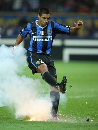 Ivan Cordoba (Inter) sieht sich der gefährlichen Nähe einer Leuchtrakete ausgesetzt - Fußball EC 1 Herren Champions League 2006 2007, FC Internazionale Mailand Feuerwerk Einzelbild Rakete, pyro Tritt treten, Gefahr, gefährlich Mailand bengalisches Feuer, Bengalfeuer Dynamik, Fußball EC 1 Herren Champions League 2006 2007, FC Internazionale Mailand Feuerwerk Einzelbild Rakete, pyro Tritt treten, Gefahr, gefährlich Mailand bengalisches Feuer, Bengalfeuer Dynamik,