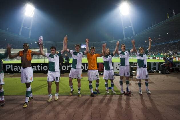 Bremer Spieler bedanken sich enttäuscht bei den Fans, v.re.: Aaron Hunt, Per Mertesacker, Torsten Frings, Clemens Fritz, Tim Borowski, Miroslav Klose und Naldo Fußball EC 1 Herren Champions League 2006 2007, SV Werder Bremen Gruppe Bremen Enttäuschung, Fußball EC 1 Herren Champions League 2006 2007, SV Werder Bremen Gruppe Bremen Enttäuschung,