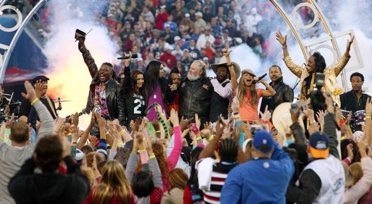 Halbzeitshow des Super Bowls 2005 mit Gretchen Wilson (2.v.li.), Charlie Daniels (4.v.li.) sowie Earth, Wind and Fire und den Black Eyes Peas - (sbp2005020628) American Football Herren Super Bowl XXXIX, 39. Superbowl, Finale, Endspiel, Halbzeitshow, Halftime Show Showprogramm Halbzeit Totale Apl de Ap Stacy Ferguson Taboo Will I Am Verdine Jacksonville White Ralph Johnson Philip Bailey Freude, Begeisterung, American Football Herren Super Bowl XXXIX, 39. Superbowl, Finale, Endspiel, Halbzeitshow, Halftime Show Showprogramm Halbzeit Totale Apl de Ap Stacy Ferguson Taboo Will I Am Verdine Jacksonville White Ralph Johnson Philip Bailey Freude, Begeisterung,