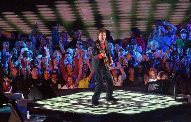 Sänger Paul McCartney (Großbritannien) tritt in der Halbzeit des Super Bowls 2005 auf - (sbp20050206128) American Football Herren Super Bowl XXXIX, 39. Superbowl, Finale, Endspiel, Halbzeitshow, Halftime Show Showprogramm Halbzeit Einzelbild Jacksonville Freude, American Football Herren Super Bowl XXXIX, 39. Superbowl, Finale, Endspiel, Halbzeitshow, Halftime Show Showprogramm Halbzeit Einzelbild Jacksonville Freude,