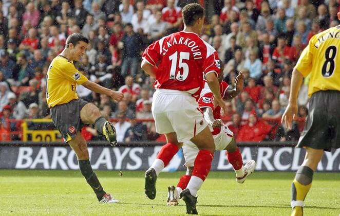 Robin van Persie (Arsenal, li.) erzielt das 1:1 gegen Charlton - EDITORIAL USE ONLY. No use with unauthorised audio, video, data, fixture lists, club league logos or live services. Online in-match use limited to 120 images, no video emulation. No use in betting, games or single club league player publications. Fußball Herren English Premier League 2006 2007, 1. Englische Liga, Charlton Athletic - Arsenal FC London 1:2 Gruppe London Dynamik, Fußball Herren English Premier League 2006 2007, 1. Englische Liga, Charlton Athletic - Arsenal FC London 1:2 Gruppe London Dynamik,