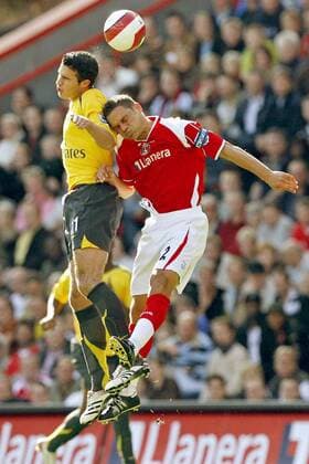 Robin van Persie (Arsenal, li.) gegen Luke Young (Charlton) - EDITORIAL USE ONLY. No use with unauthorised audio, video, data, fixture lists, club league logos or live services. Online in-match use limited to 120 images, no video emulation. No use in betting, games or single club league player publications. Fußball Herren English Premier League 2006 2007, 1. Englische Liga, Charlton Athletic - Arsenal FC London 1:2 Gruppe London Dynamik, Fußball Herren English Premier League 2006 2007, 1. Englische Liga, Charlton Athletic - Arsenal FC London 1:2 Gruppe London Dynamik,