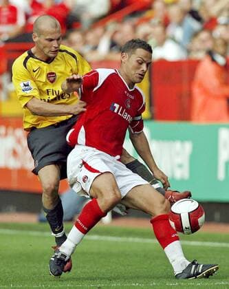 Luke Young (Charlton, re.) gegen Fredrik Ljungberg (Arsenal) - EDITORIAL USE ONLY. No use with unauthorised audio, video, data, fixture lists, club league logos or live services. Online in-match use limited to 120 images, no video emulation. No use in betting, games or single club league player publications. Fußball Herren English Premier League 2006 2007, 1. Englische Liga, Charlton Athletic - Arsenal FC London 1:2 Gruppe London Dynamik, Fußball Herren English Premier League 2006 2007, 1. Englische Liga, Charlton Athletic - Arsenal FC London 1:2 Gruppe London Dynamik,