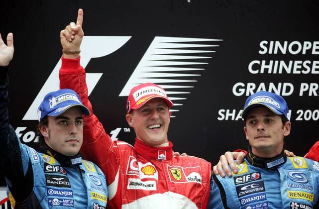Michael Schumacher (Deutschland Ferrari, Mitte) gewinnt den Großen Preis von China 2006 vor dem Zweiplatzierten Fernando Alonso (Spanien, li.) und Giancarlo Fisichella (Italien beide Renault) Motorsport Grand Prix Herren Großer Preis von China 2006, Formel 1 Weltmeisterschaft, F1, F, GP, WM Gruppe Shanghai Freude, Motorsport Grand Prix Herren Großer Preis von China 2006, Formel 1 Weltmeisterschaft, F1, F, GP, WM Gruppe Shanghai Freude,