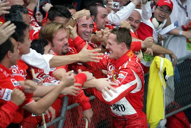 Michael Schumacher (Deutschland Ferrari) läßt sich im Parc Ferme vom Ferrariteam für seinen Sieg beim Großen Preis von China 2006 feiern Motorsport Grand Prix Herren Großer Preis von China 2006, Formel 1 Weltmeisterschaft, F1, F, GP, WM Gruppe Shanghai Freude, Begeisterung, Motorsport Grand Prix Herren Großer Preis von China 2006, Formel 1 Weltmeisterschaft, F1, F, GP, WM Gruppe Shanghai Freude, Begeisterung,