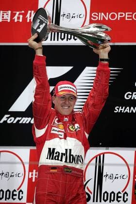 Siegerehrung Großer Preis von China 2006 - Sieger Michael Schumacher (Deutschland Ferrari) präsentiert stolz die Trophäe Motorsport Grand Prix Herren Großer Preis von China 2006, Formel 1 Weltmeisterschaft, F1, F, GP, WM Einzelbild Shanghai Freude, Motorsport Grand Prix Herren Großer Preis von China 2006, Formel 1 Weltmeisterschaft, F1, F, GP, WM Einzelbild Shanghai Freude,