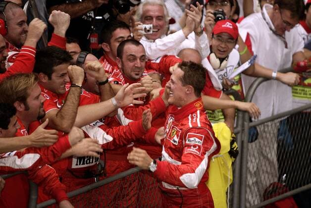 Sieger Michael Schumacher (Deutschland Ferrari, re.) wird vom Ferrariteam für seinen Sieg beim Großen Preis von China 2006 gefeiert Motorsport Grand Prix Herren Großer Preis von China 2006, Formel 1 Weltmeisterschaft, F1, F, GP, WM Gruppe Shanghai Freude, Begeisterung, Motorsport Grand Prix Herren Großer Preis von China 2006, Formel 1 Weltmeisterschaft, F1, F, GP, WM Gruppe Shanghai Freude, Begeisterung,